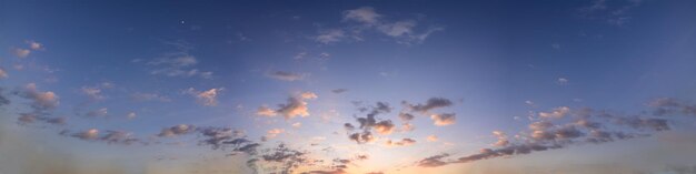 céu azul à noite hdr 360 panorama com lindas nuvens brancas em projeção  perfeita com zênite para uso em gráficos 3d ou desenvolvimento de jogos  como cúpula do céu ou editar tiro