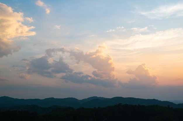 Céu e nuvens ao pôr do sol