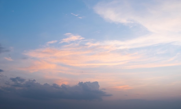 Céu e nuvens ao pôr do sol