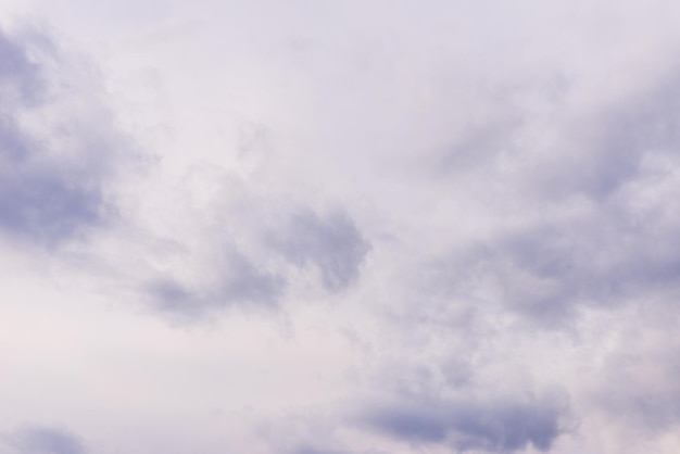 Céu e nuvens como pano de fundo