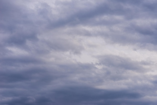 Céu e nuvens como pano de fundo