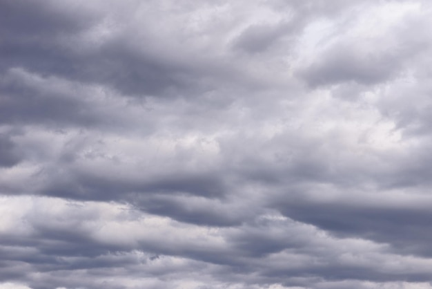 Céu e nuvens como pano de fundo