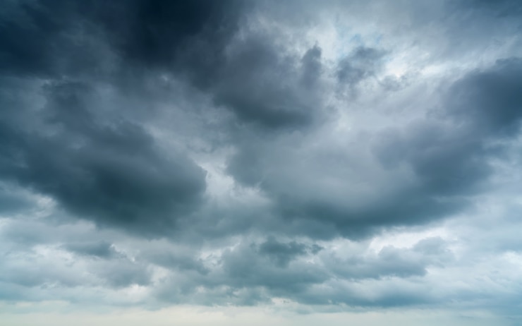 Céu e nuvens escuras