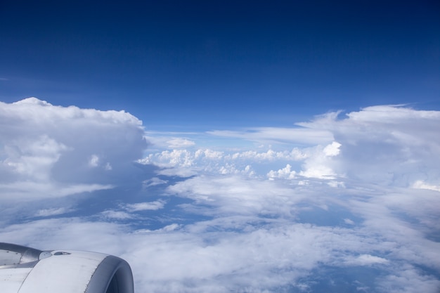 Céu e nuvens no ar, boa altura do topo do avião.