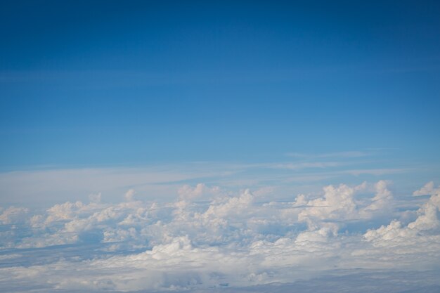 céu e nuvens vista do fundo de airplan