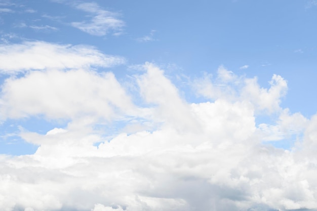 Céu elegante e nuvens ao fundo