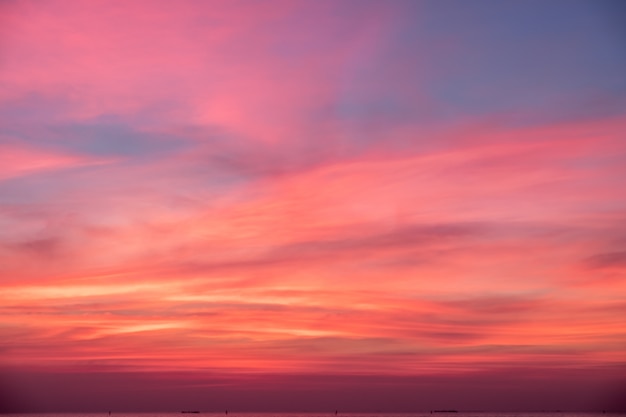 Céu em cores rosa, azuis e roxas