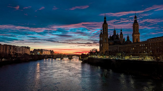 Céu em fogo Nascer radiante do sol em frente à majestosa Basílica del Pilar, em Zaragoza