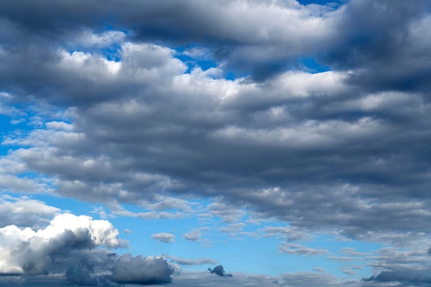 Céu ensolarado azul com nuvens