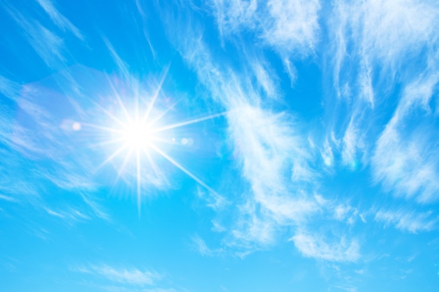 Céu ensolarado com nuvens brancas