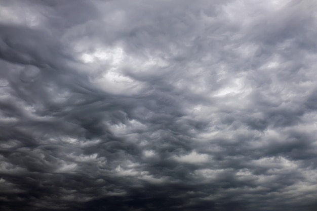 Céu escuro cheio de nuvens antes da chuva