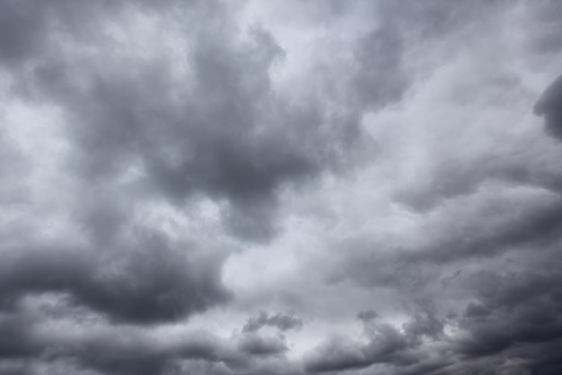 Céu escuro de tempestade com nuvens, pode ser usado como plano de fundo