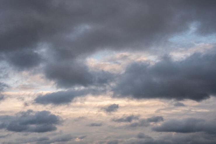 Foto céu escuro de tempestade com parte clara, céu nublado, natureza
