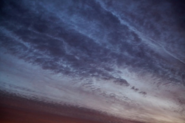 Céu escuro do crepúsculo com nuvens