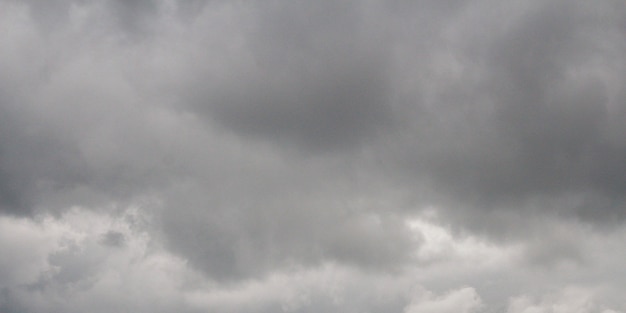 Céu escuro e dramática nuvem negra antes da chegada da chuva.