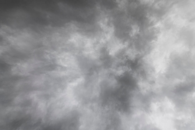 Foto céu escuro e textura dramática de nuvem negra antes da chuva