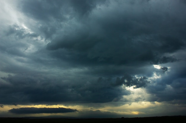 Céu escuro e uma nuvem negra e afiada antes da chuva.