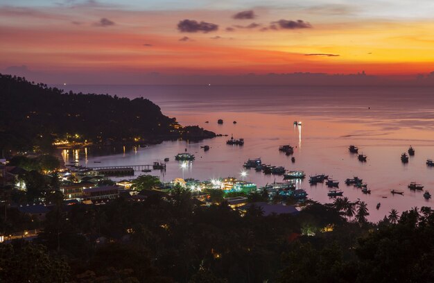 Céu escuro sobre o porto da ilha de koh tao, no sul da Tailândia