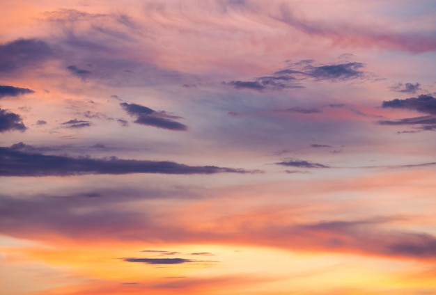 Céu espetacular do pôr do sol com belas nuvens na hora do crepúsculo