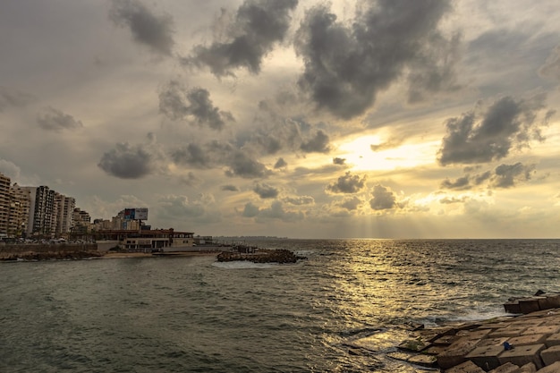 Céu espetacular do pôr do sol com nuvens em Alexandria, Egito