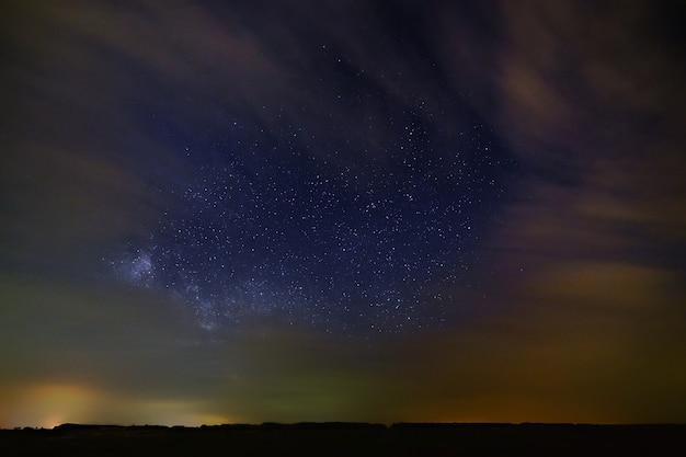 Céu estrelado à noite com nuvens