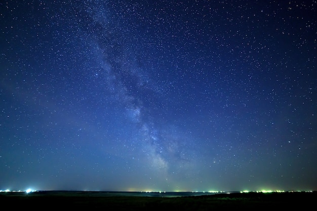 Céu estrelado à noite para segundo plano.