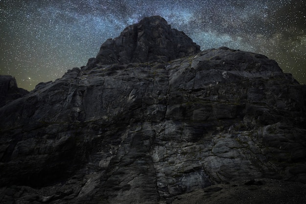 Céu estrelado à noite. Via Láctea sobre o pico de uma montanha.