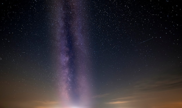 Céu estrelado brilhante noturno com parte da galáxia Via Láctea. Paisagem maravilhosa da noite de verão.