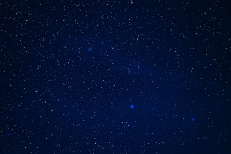 Foto céu estrelado com muitas estrelas e a via láctea. astrofotografia do cosmos com galáxias