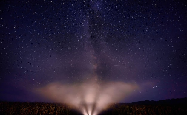 Céu estrelado da noite Via Láctea Fundo escuro abstrato