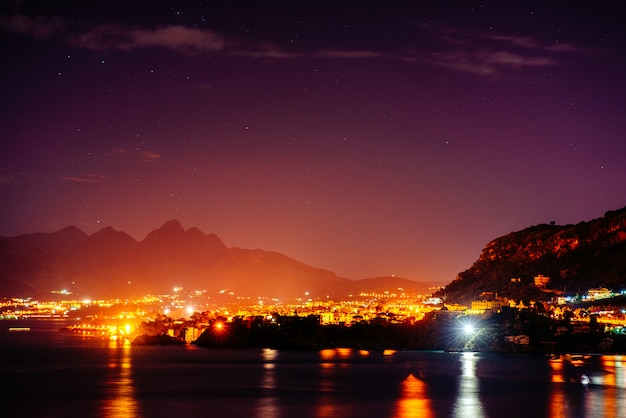 Céu estrelado da noite.