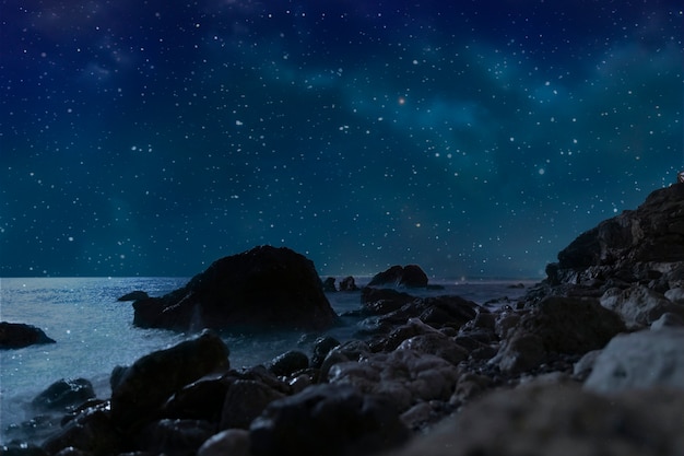 Foto céu estrelado da praia à noite colagem