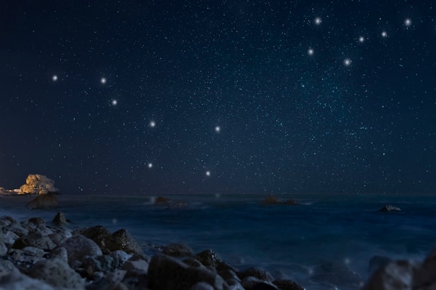 Foto céu estrelado da praia à noite colagem