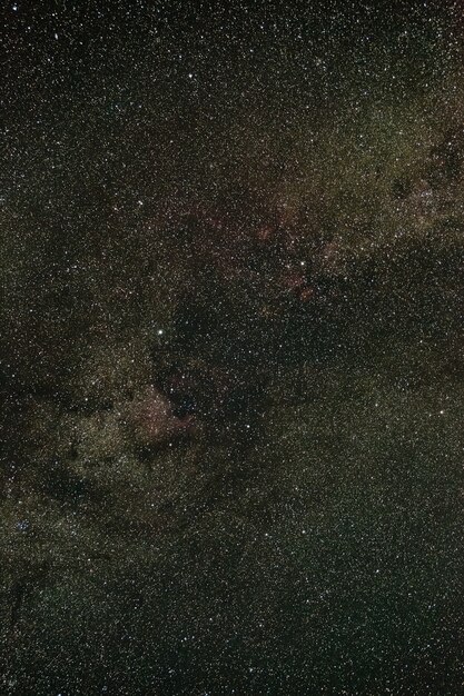 Céu estrelado no hemisfério norte. Vista da Via Láctea. Exposição longa.