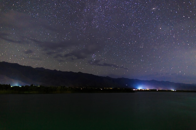 Céu estrelado no lago Paisagem noturna Céu com nuvens Quirguistão Lago IssykKul