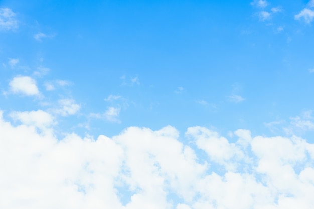 Céu. fundo do céu azul com nuvens brancas no meio. dia ensolarado