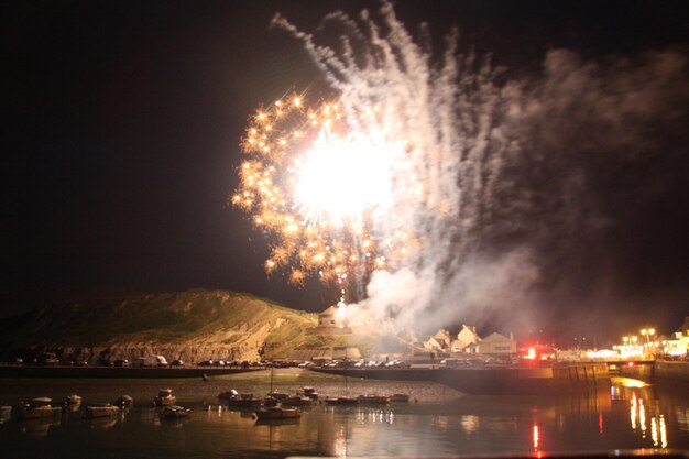 Foto céu iluminado por fogos de artifício