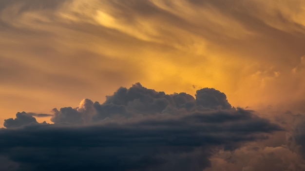 Céu incrivelmente colorido e dramático com nuvens ao pôr do sol