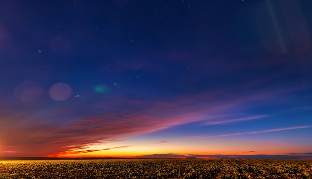 Céu laranja após o pôr do sol ou antes do amanhecer