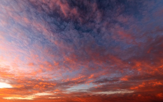 Céu laranja após o pôr do sol ou antes do amanhecer