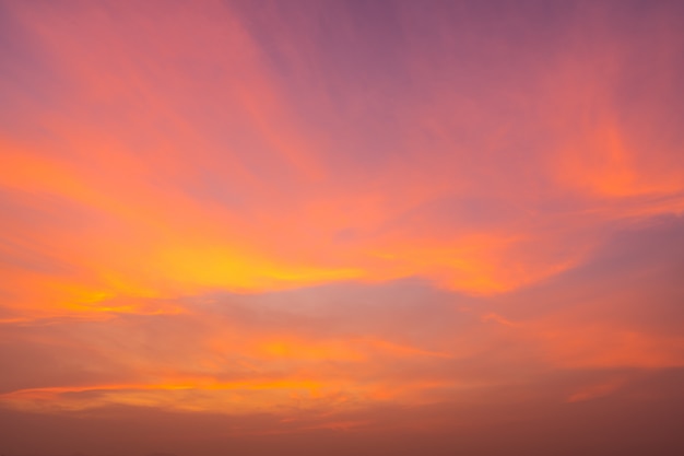 Foto céu laranja pôr do sol ardente