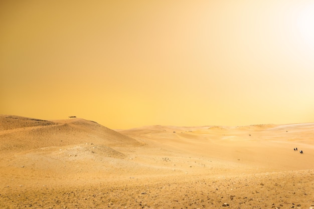 Céu laranja sobre o deserto do Saara no Cairo, Egito