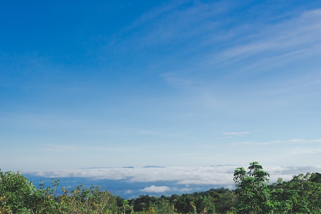 Céu largo e nuvens na montanha