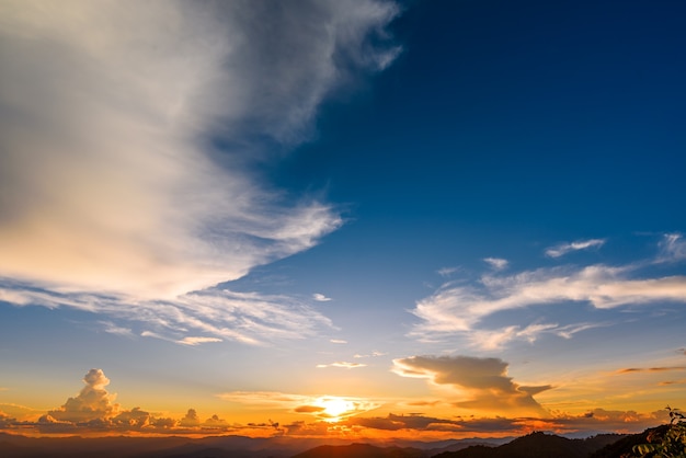 Céu lindo pôr do sol com nuvens