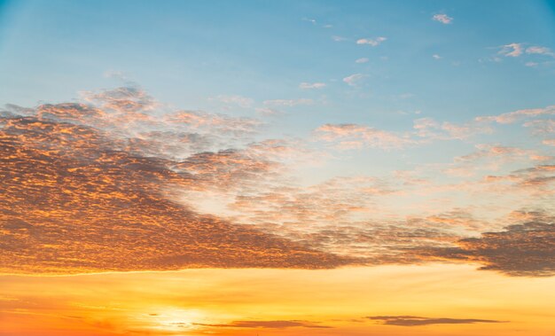 Céu lindo pôr do sol pela manhã com nuvens coloridas do nascer do sol