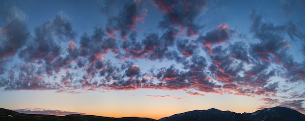 Céu lindo pôr do sol, vista panorâmica