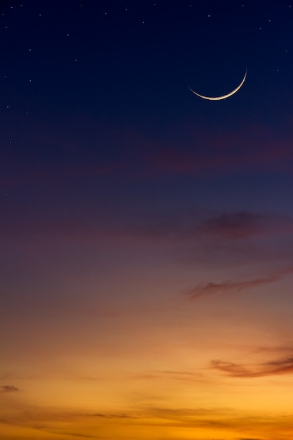 Céu lunar islâmico no crepúsculo azul escuro