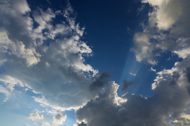 Céu luz do dia, céu azul natural nas nuvens fofas