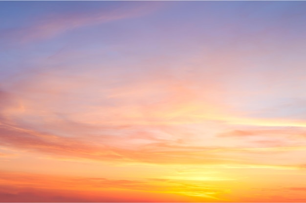 Céu majestoso do pôr do sol do nascer do sol com nuvens coloridas suaves panorâmicas de tamanho grande