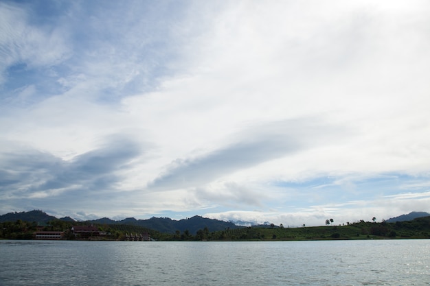 Céu, montanhas e rios.